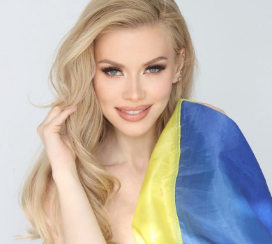 Сукня-прапор та купальник із крилами: ефектний вихід Апанасенко Міс Всесвіт-2023