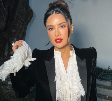 56-річна Хаєк у бікіні підставила пишний бюст заходу сонця. ФОТО