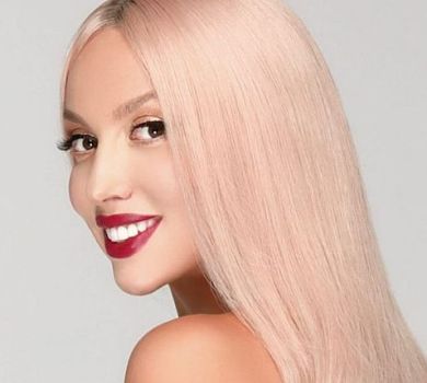 Полякова в червоному купальнику показалася з пікантного ракурсу  