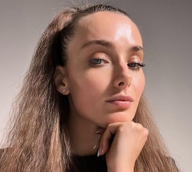 Мішина у спідньому погойдала стегнами на камеру. Гіпнотичне ВІДЕО