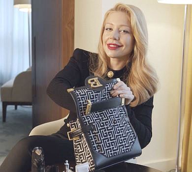 Сухі парфуми, яблуко та пістолет: Кароль показала вміст своєї торбинки