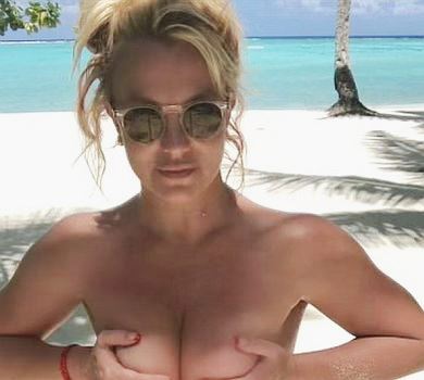 Без фотошопу: Брітні Спірз у теплих краях знялася голяка. ФОТО 