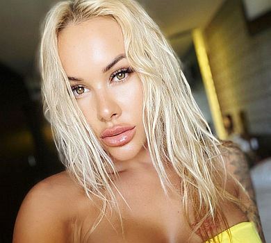 Морозюк із нагоди 32-річчя еротично повзала коло басейну. ВІДЕО