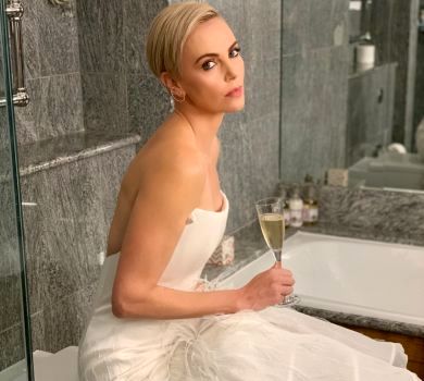 Жінка року Шарліз Терон хильнула шампанського на унітазі