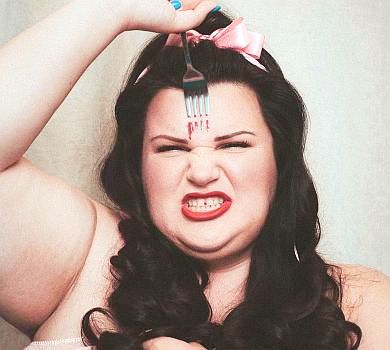 Alyona Alyona з голими плечима і виделкою епатувала кривавими ФОТО 