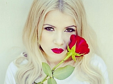 Міка Ньютон у Лос-Анджелесі позувала під мостом. ФОТО 