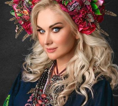 Бужинська в ошатному вінку та вишиванці привітала Катерин з іменинами