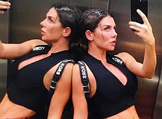 Жара в Баку: Седокова з коктейлем посвітила голими сідницями у басейні