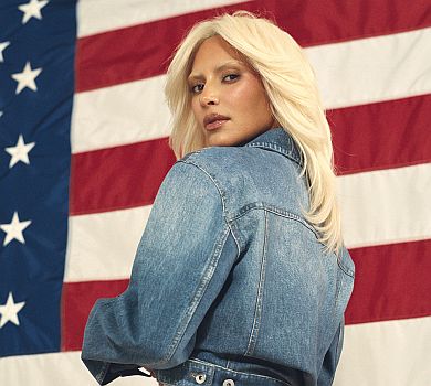 Кардашян із білими бровами посвітила сідницями з обкладинки журналу. ФОТО