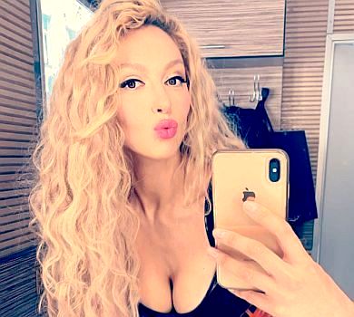 Капітан Оля: Полякова в мікрокупальнику попозувала на носі яхти