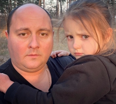 Гахнуло за 2 кілометри до нас: Юрій Ткач розповів, як вивозив від війни дружину і маленьку доньку