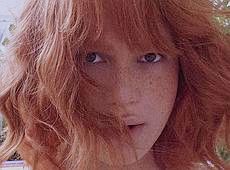 Зіанджа в міні-сукні показала самотність на дереві