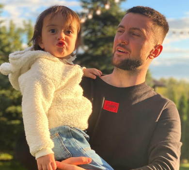 YARMAK на день повернувся з фронту, щоби в день народження розбудити доньку квітами. Миле ВІДЕО