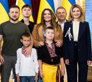 Зеленські, Дорофєєва, Могилевська та Горбунов разом нагородили мужніх дітей війни 