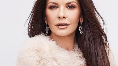 Наче персик: 50-річна Зета-Джонс зачарувала красою на СЕЛФІ