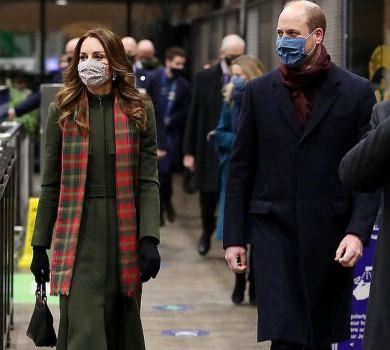 Міддлтон у пальті Alexander McQueen потанцювала на вокзалі під різдвяну пісеньку