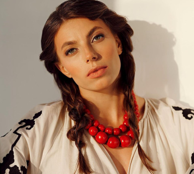 Коси, вишиванка і вірші Сосюри: Бех у новій фотосесії закликала любити Україну