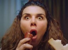 Вічно вагітна Седокова у кліпі російської подружки натовклася ковбаси  