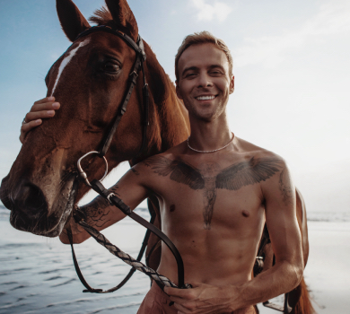 Знайти себе: Барських у новому кліпі прогарцював на коні вулицями незламного Києва