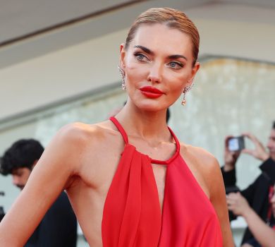 Червона Байкова, Шейк із голою спиною та Крус у рослинному принті на хіднику Венеційського кінофесту