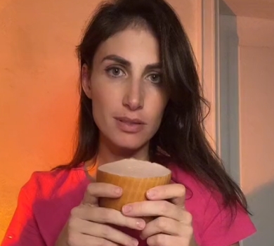 Лише понюхала, а вже + 3 кіло: жінка Тігіпка показала кумедне ВІДЕО з ковбасою 