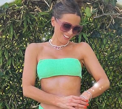 49-річна Кейт Бекінсейл вразила ідеальним тілом у бікіні та засвітила нове тату 