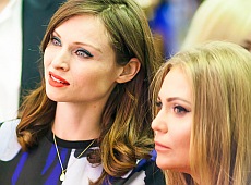 Вагітна Софі Елліс-Бекстор завітала на модний вернісаж у Києві. ФОТО