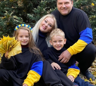 Бужинська з чоловіком та молодшими дітьми влаштували фотосесію в осінньому листі