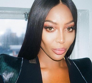 50-річна Кемпбелл підморгнула з обкладинки та показала голу цицю