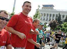 Віталій Кличко та DJ Паша бігали з білявками під каштанами