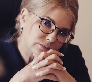 Тимошенко у молитовній позі та з французьким манікюром привітала з найестетичнішим святом 