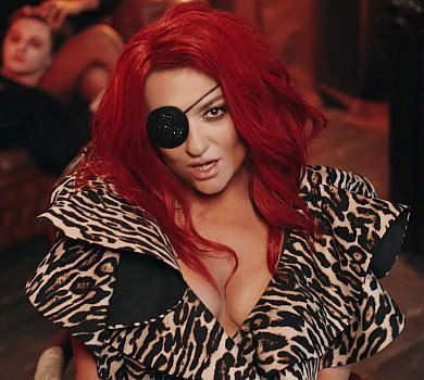 Сексі-вампірка Могилевська вийшла за 90-річного нареченого в жахливому кліпі на Місяць. ВІДЕО