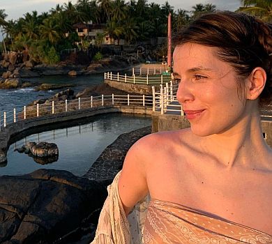 Соловій у відвертих пляжних луках зустріла 29-річчя на райському острові