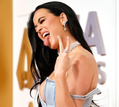 Кеті Перрі на музичній премії посвітила бюстом у екстравагантному джинсі