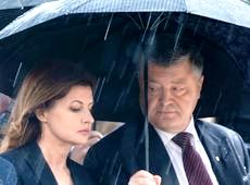 Романтика під дощем: Порошенко включив до підсумків року милі ФОТО з дружиною