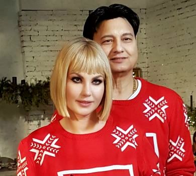 Гігантський бант, конячка та фемілі-луки: Камалія з чоловіком і доньками у затишному різдвяному ВІДЕО