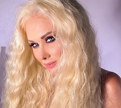 Довгокоса Бужинська у зефірній сукні привітала себе з 41-м днем народження