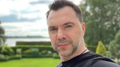 Арестович розповів, скільки заробляє під час війни та які стосунки у його дружини з двома попередніми