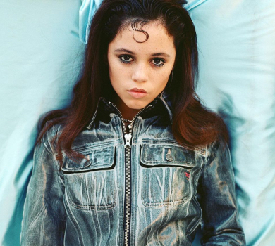 Зірка Венздей Ортега з'явилася на модному показі у капюшоні та з голою спиною. ФОТО