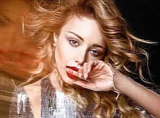 Кароль у сріблі та сукні як у Спірз зобразила сексі-діву. ФОТО