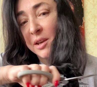 Cама собі перукар: Лоліта обчикрижила волосся. ВІДЕО