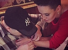 Астаф’єва побавилася з сином колеги та показала робочі посиденьки. ФОТО