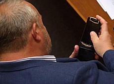 Депутат Березкін спілкується по телефону за 400 тисяч гривень. ФОТО