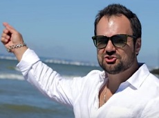 Діля, подолавши рак, зняв себе щасливого на пляжі у Франції. ВІДЕО