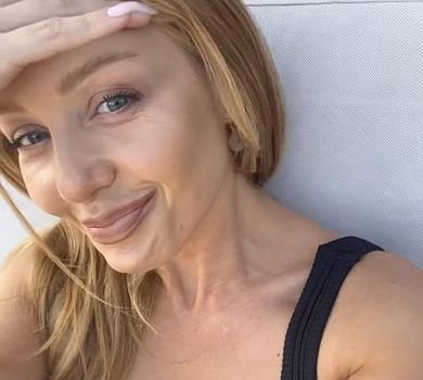 Кароль у майці з декольте похвалилася своїми персиками. ФОТО