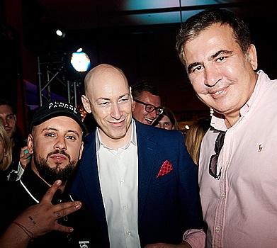 Зеленський, Саакашвілі та вагітна Подкопаєва сходили на стадіон до Монатіка 