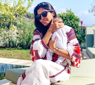 Дімопулос у вишиванці знялася з новонародженою донею