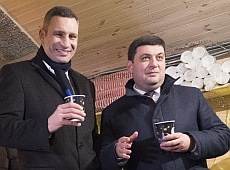 Гройсман з Кличком хильнули глінтвейну коло ялинки. ФОТО