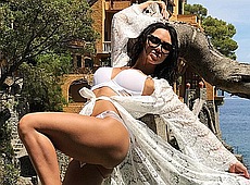 Як НеАнгел Віка у Франції та Італії сідницями світить. ФОТО