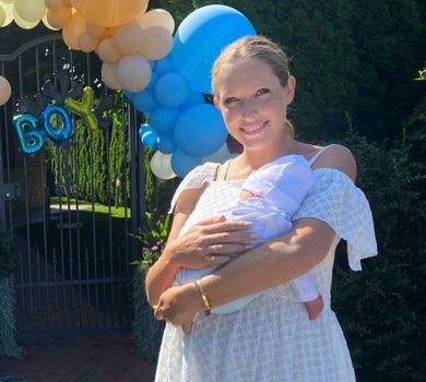 Банда зібралася: Осадча з синочком приїхали додому з пологового